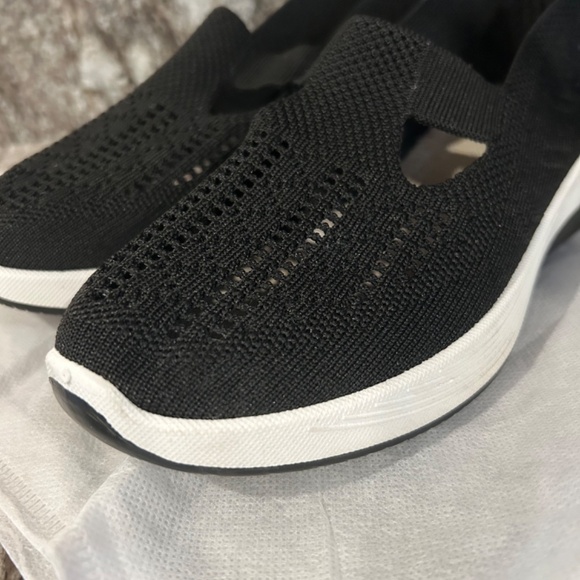 NWOT Womens Skechers Black Slip On Rubber Sole - Picture 2 of 8